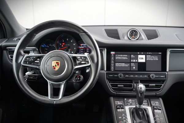 Porsche Macan 2.0 | Krijt Grijs | Panoramadak | Sportchrono | Memory Seats | Elektrische Stoelen 18 Weg Verstelbaar | Apple Carplay | PDLS LED | Luchtvering | Camera | Leer | Navigatie | Dodehoekdetectie | Cru