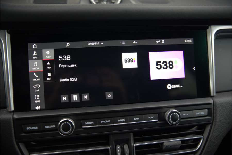 Porsche Macan 2.0 | Krijt Grijs | Panoramadak | Sportchrono | Memory Seats | Elektrische Stoelen 18 Weg Verstelbaar | Apple Carplay | PDLS LED | Luchtvering | Camera | Leer | Navigatie | Dodehoekdetectie | Cru