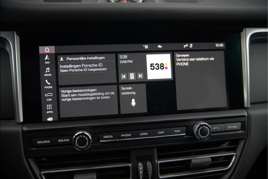 Porsche Macan 2.0 | Krijt Grijs | Panoramadak | Sportchrono | Memory Seats | Elektrische Stoelen 18 Weg Verstelbaar | Apple Carplay | PDLS LED | Luchtvering | Camera | Leer | Navigatie | Dodehoekdetectie | Cru