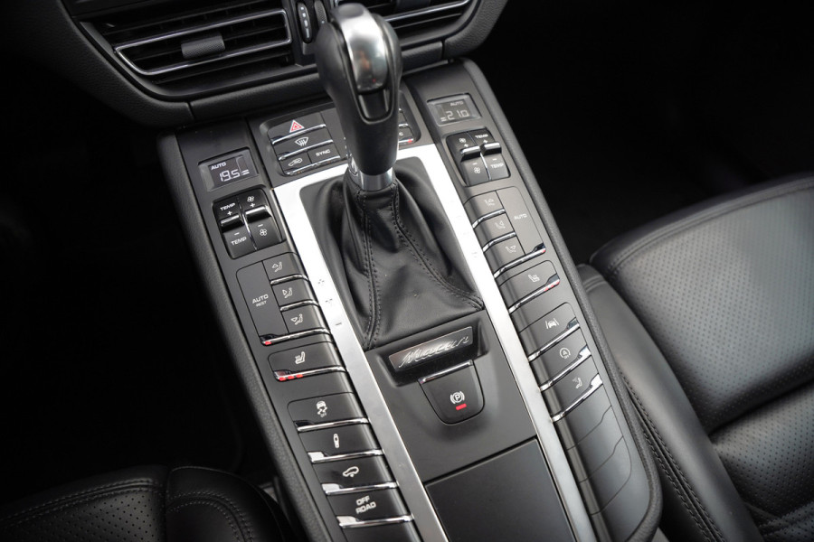 Porsche Macan 2.0 | Krijt Grijs | Panoramadak | Sportchrono | Memory Seats | Elektrische Stoelen 18 Weg Verstelbaar | Apple Carplay | PDLS LED | Luchtvering | Camera | Leer | Navigatie | Dodehoekdetectie | Cru