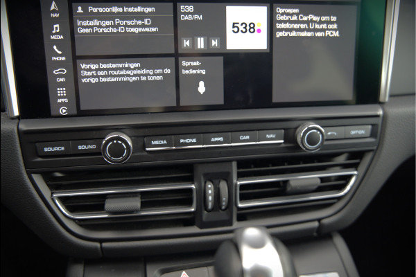 Porsche Macan 2.0 | Krijt Grijs | Panoramadak | Sportchrono | Memory Seats | Elektrische Stoelen 18 Weg Verstelbaar | Apple Carplay | PDLS LED | Luchtvering | Camera | Leer | Navigatie | Dodehoekdetectie | Cru