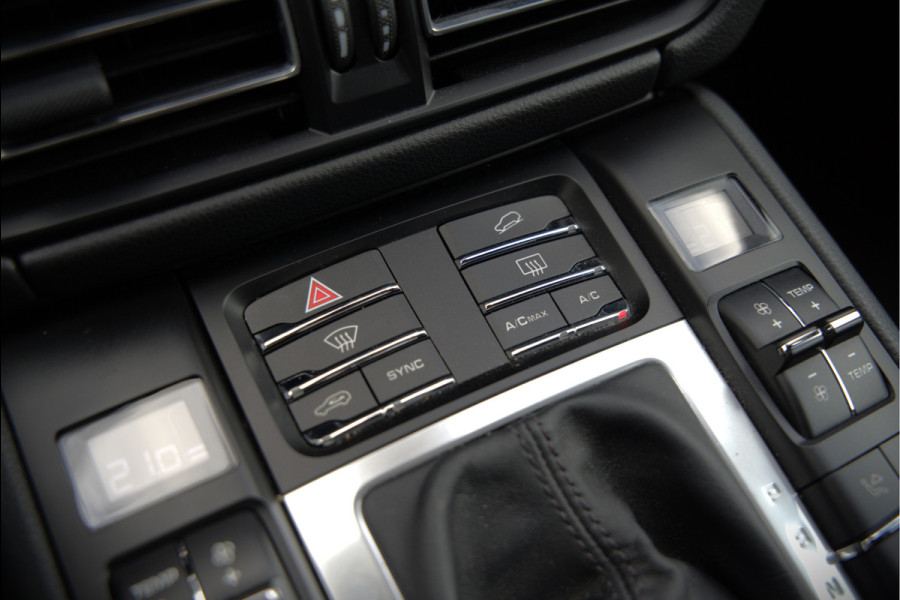 Porsche Macan 2.0 | Krijt Grijs | Panoramadak | Sportchrono | Memory Seats | Elektrische Stoelen 18 Weg Verstelbaar | Apple Carplay | PDLS LED | Luchtvering | Camera | Leer | Navigatie | Dodehoekdetectie | Cru