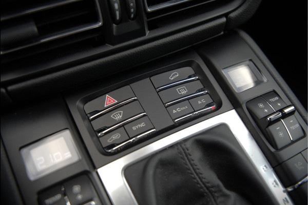 Porsche Macan 2.0 | Krijt Grijs | Panoramadak | Sportchrono | Memory Seats | Elektrische Stoelen 18 Weg Verstelbaar | Apple Carplay | PDLS LED | Luchtvering | Camera | Leer | Navigatie | Dodehoekdetectie | Cru