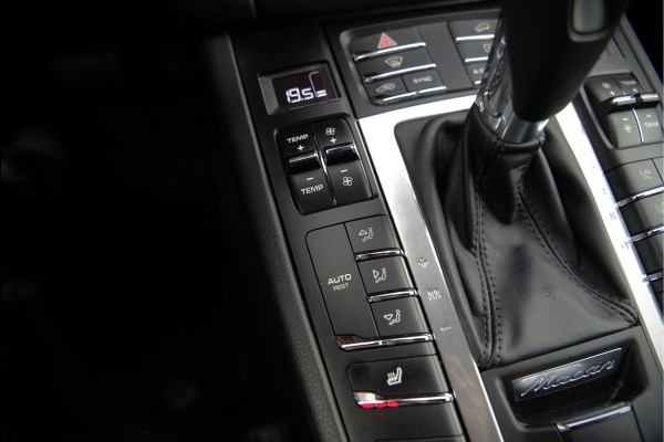 Porsche Macan 2.0 | Krijt Grijs | Panoramadak | Sportchrono | Memory Seats | Elektrische Stoelen 18 Weg Verstelbaar | Apple Carplay | PDLS LED | Luchtvering | Camera | Leer | Navigatie | Dodehoekdetectie | Cru