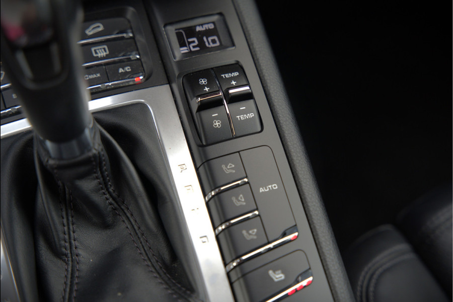 Porsche Macan 2.0 | Krijt Grijs | Panoramadak | Sportchrono | Memory Seats | Elektrische Stoelen 18 Weg Verstelbaar | Apple Carplay | PDLS LED | Luchtvering | Camera | Leer | Navigatie | Dodehoekdetectie | Cru