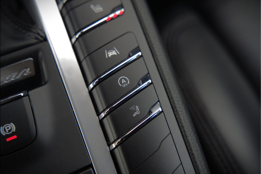 Porsche Macan 2.0 | Krijt Grijs | Panoramadak | Sportchrono | Memory Seats | Elektrische Stoelen 18 Weg Verstelbaar | Apple Carplay | PDLS LED | Luchtvering | Camera | Leer | Navigatie | Dodehoekdetectie | Cru