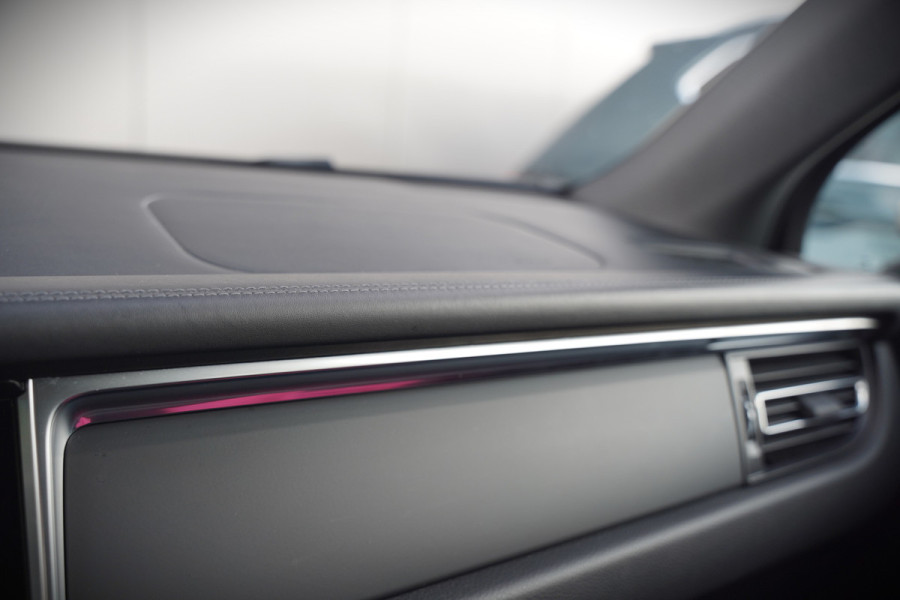 Porsche Macan 2.0 | Krijt Grijs | Panoramadak | Sportchrono | Memory Seats | Elektrische Stoelen 18 Weg Verstelbaar | Apple Carplay | PDLS LED | Luchtvering | Camera | Leer | Navigatie | Dodehoekdetectie | Cru