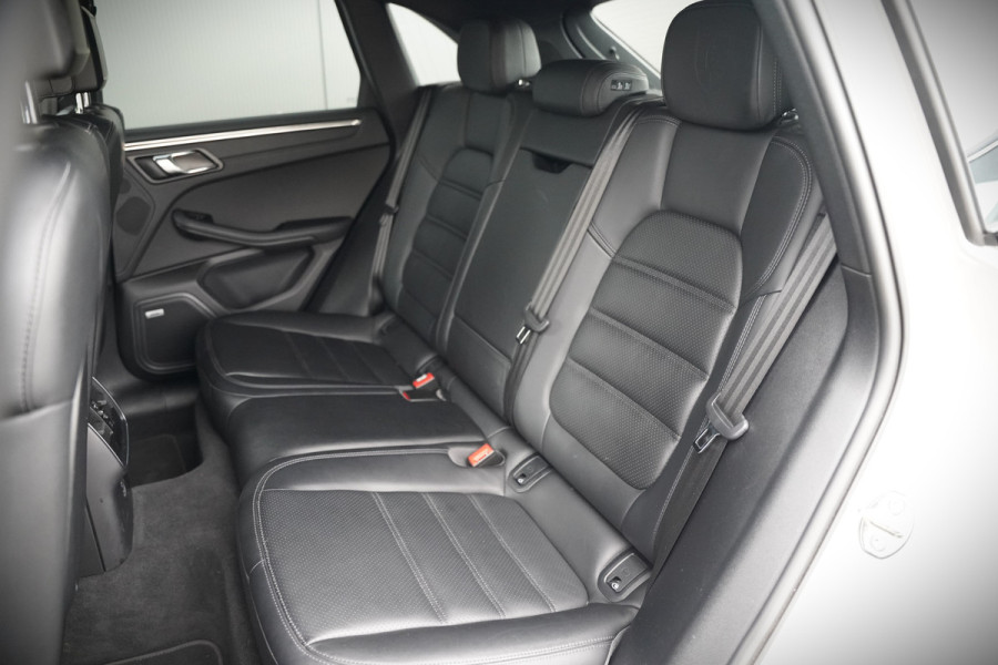 Porsche Macan 2.0 | Krijt Grijs | Panoramadak | Sportchrono | Memory Seats | Elektrische Stoelen 18 Weg Verstelbaar | Apple Carplay | PDLS LED | Luchtvering | Camera | Leer | Navigatie | Dodehoekdetectie | Cru