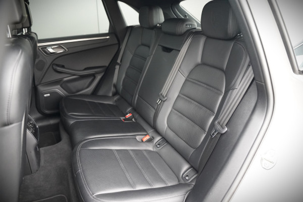 Porsche Macan 2.0 | Krijt Grijs | Panoramadak | Sportchrono | Memory Seats | Elektrische Stoelen 18 Weg Verstelbaar | Apple Carplay | PDLS LED | Luchtvering | Camera | Leer | Navigatie | Dodehoekdetectie | Cru