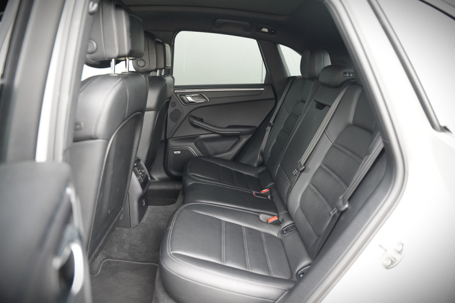 Porsche Macan 2.0 | Krijt Grijs | Panoramadak | Sportchrono | Memory Seats | Elektrische Stoelen 18 Weg Verstelbaar | Apple Carplay | PDLS LED | Luchtvering | Camera | Leer | Navigatie | Dodehoekdetectie | Cru
