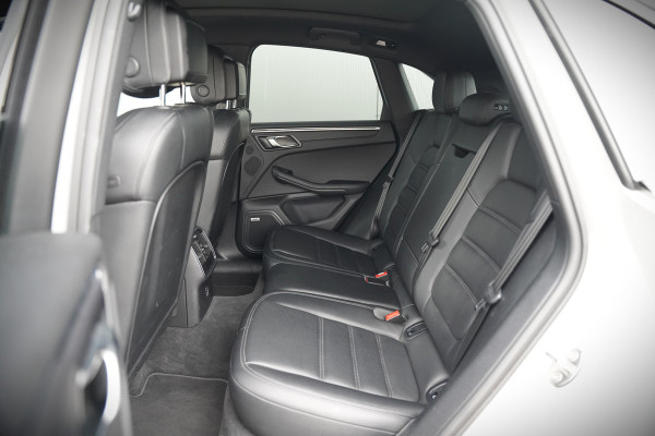 Porsche Macan 2.0 | Krijt Grijs | Panoramadak | Sportchrono | Memory Seats | Elektrische Stoelen 18 Weg Verstelbaar | Apple Carplay | PDLS LED | Luchtvering | Camera | Leer | Navigatie | Dodehoekdetectie | Cru