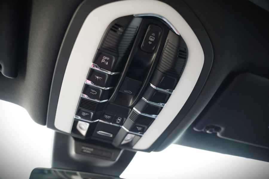 Porsche Macan 2.0 | Krijt Grijs | Panoramadak | Sportchrono | Memory Seats | Elektrische Stoelen 18 Weg Verstelbaar | Apple Carplay | PDLS LED | Luchtvering | Camera | Leer | Navigatie | Dodehoekdetectie | Cru