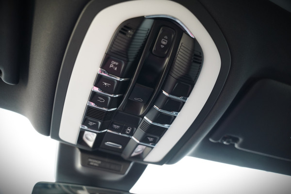 Porsche Macan 2.0 | Krijt Grijs | Panoramadak | Sportchrono | Memory Seats | Elektrische Stoelen 18 Weg Verstelbaar | Apple Carplay | PDLS LED | Luchtvering | Camera | Leer | Navigatie | Dodehoekdetectie | Cru