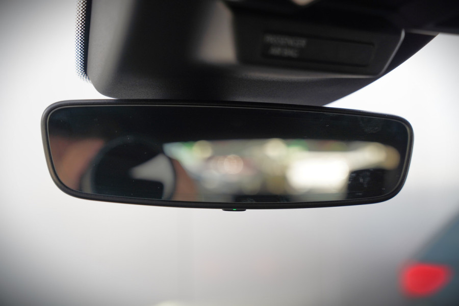 Porsche Macan 2.0 | Krijt Grijs | Panoramadak | Sportchrono | Memory Seats | Elektrische Stoelen 18 Weg Verstelbaar | Apple Carplay | PDLS LED | Luchtvering | Camera | Leer | Navigatie | Dodehoekdetectie | Cru