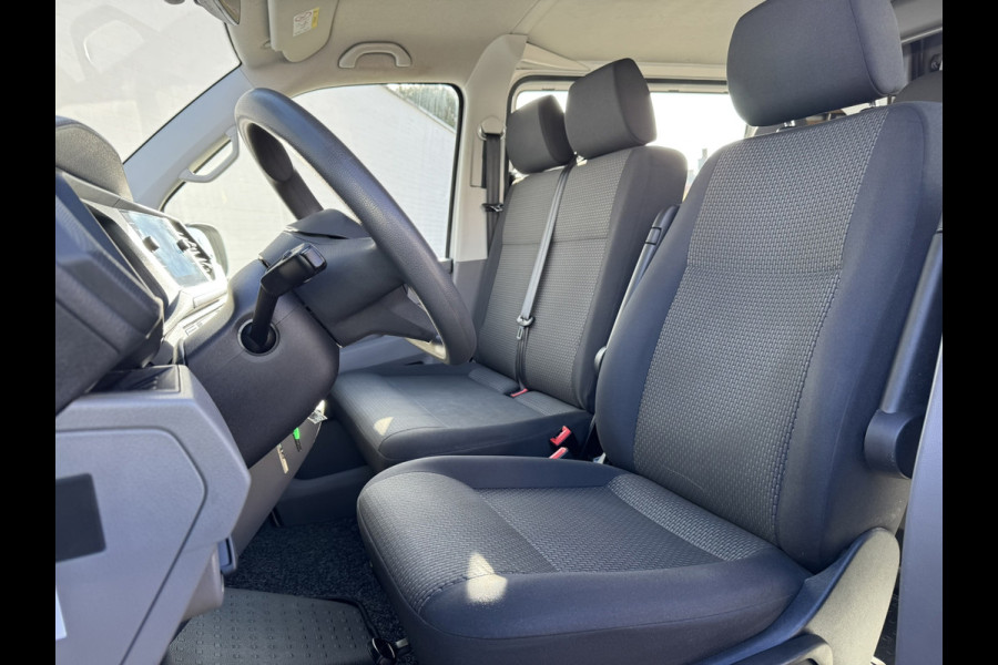 Volkswagen Transporter 2.0 TDI L2H1 30 DC Highline Navi Airco Cruise Control Trekhaak Carplay All-Season Lat om Lat betimmert