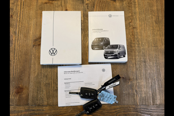 Volkswagen Transporter 2.0 TDI L2H1 30 DC Highline Navi Airco Cruise Control Trekhaak Carplay All-Season Lat om Lat betimmert