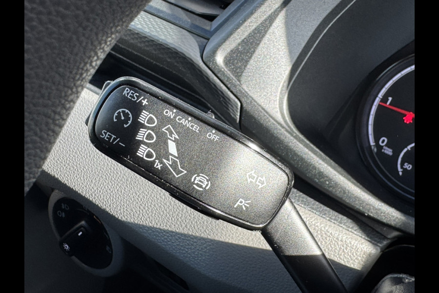 Volkswagen Transporter 2.0 TDI L2H1 30 DC Highline Navi Airco Cruise Control Trekhaak Carplay All-Season Lat om Lat betimmert