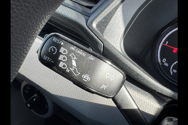 Volkswagen Transporter 2.0 TDI L2H1 30 DC Highline Navi Airco Cruise Control Trekhaak Carplay All-Season Lat om Lat betimmert