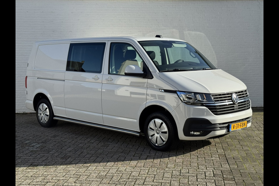 Volkswagen Transporter 2.0 TDI L2H1 30 DC Highline Navi Airco Cruise Control Trekhaak Carplay All-Season Lat om Lat betimmert