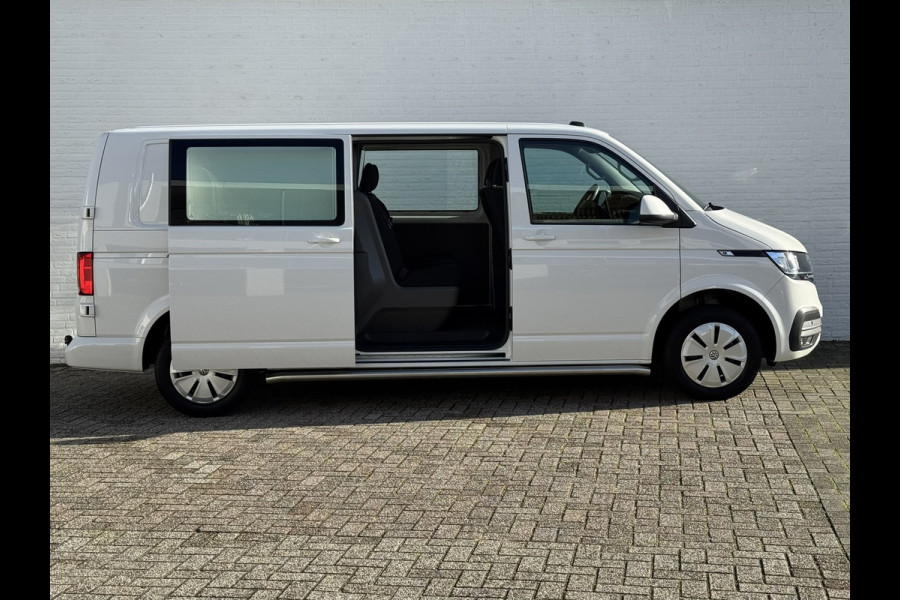 Volkswagen Transporter 2.0 TDI L2H1 30 DC Highline Navi Airco Cruise Control Trekhaak Carplay All-Season Lat om Lat betimmert