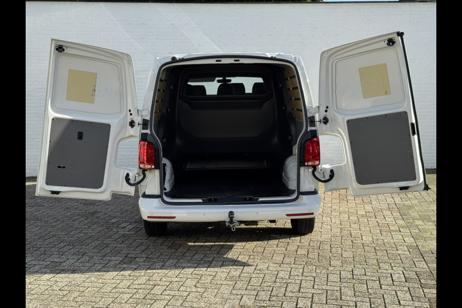 Volkswagen Transporter 2.0 TDI L2H1 30 DC Highline Navi Airco Cruise Control Trekhaak Carplay All-Season Lat om Lat betimmert