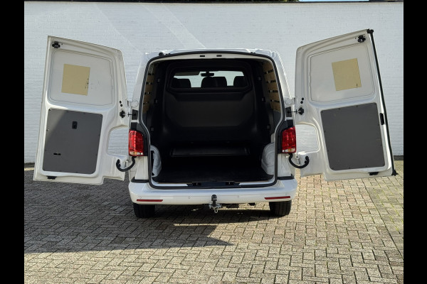 Volkswagen Transporter 2.0 TDI L2H1 30 DC Highline Navi Airco Cruise Control Trekhaak Carplay All-Season Lat om Lat betimmert