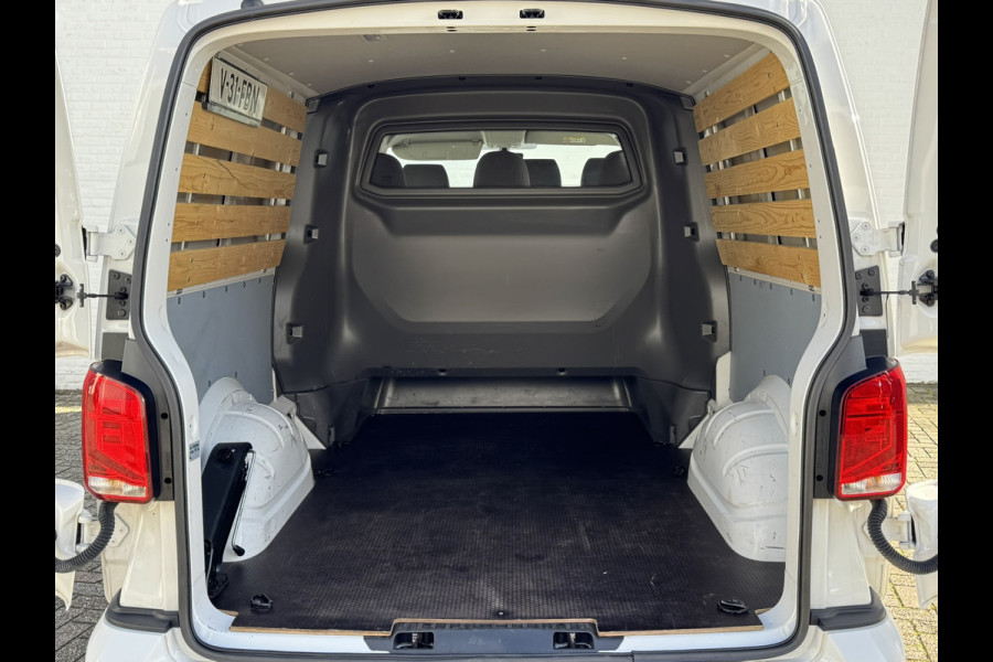 Volkswagen Transporter 2.0 TDI L2H1 30 DC Highline Navi Airco Cruise Control Trekhaak Carplay All-Season Lat om Lat betimmert