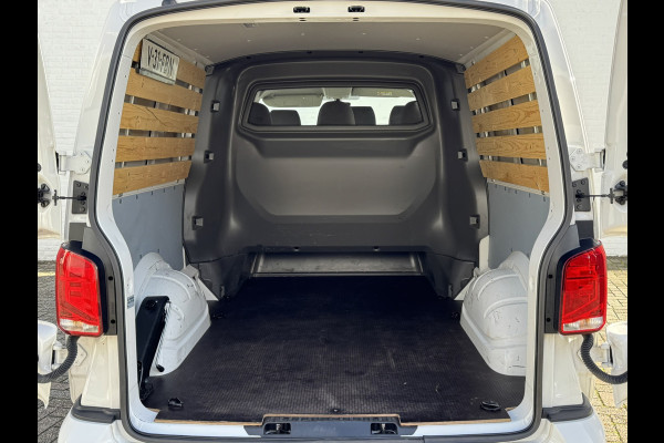 Volkswagen Transporter 2.0 TDI L2H1 30 DC Highline Navi Airco Cruise Control Trekhaak Carplay All-Season Lat om Lat betimmert