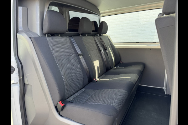 Volkswagen Transporter 2.0 TDI L2H1 30 DC Highline Navi Airco Cruise Control Trekhaak Carplay All-Season Lat om Lat betimmert