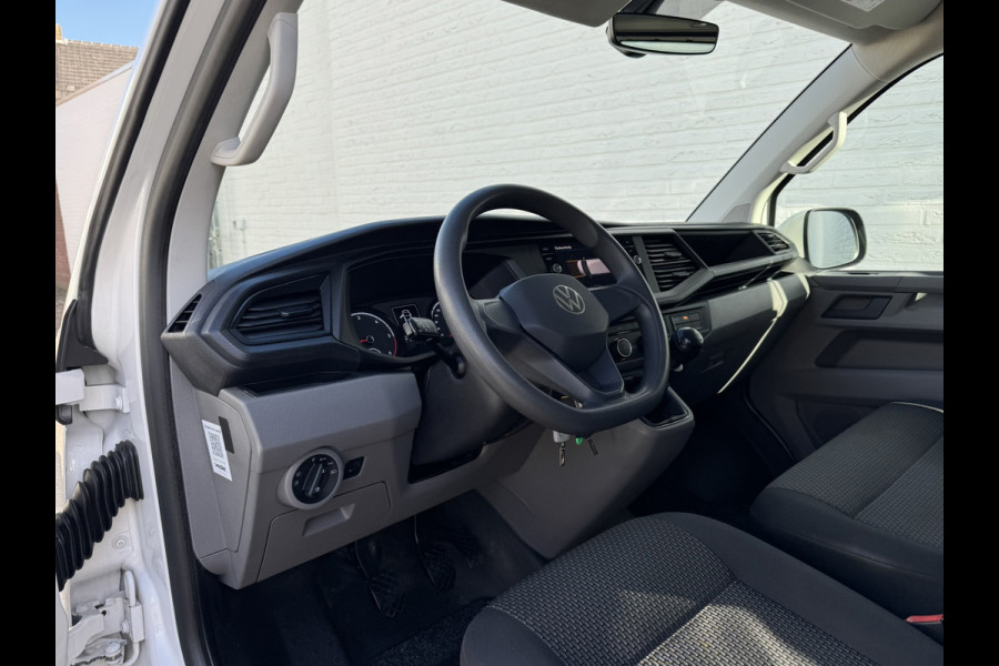 Volkswagen Transporter 2.0 TDI L2H1 30 DC Highline Navi Airco Cruise Control Trekhaak Carplay All-Season Lat om Lat betimmert
