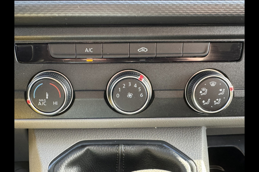 Volkswagen Transporter 2.0 TDI L2H1 30 DC Highline Navi Airco Cruise Control Trekhaak Carplay All-Season Lat om Lat betimmert