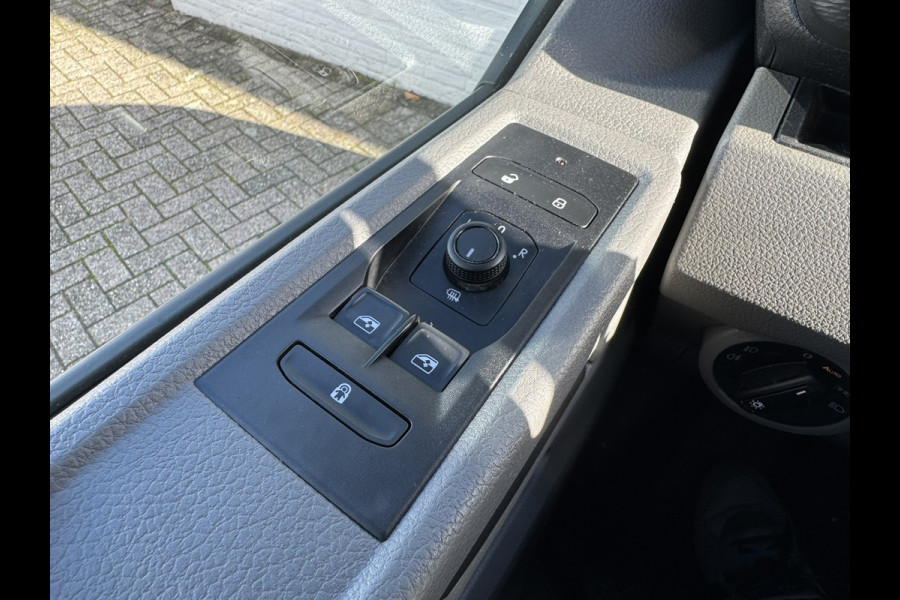 Volkswagen Transporter 2.0 TDI L2H1 30 DC Highline Navi Airco Cruise Control Trekhaak Carplay All-Season Lat om Lat betimmert