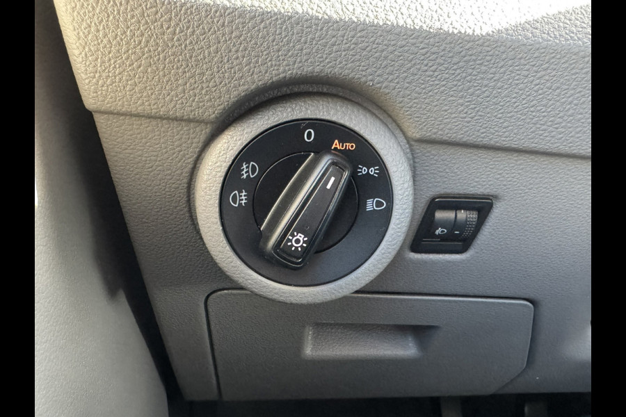Volkswagen Transporter 2.0 TDI L2H1 30 DC Highline Navi Airco Cruise Control Trekhaak Carplay All-Season Lat om Lat betimmert