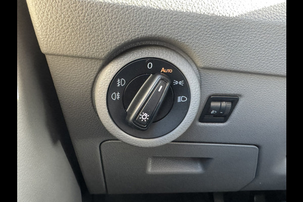 Volkswagen Transporter 2.0 TDI L2H1 30 DC Highline Navi Airco Cruise Control Trekhaak Carplay All-Season Lat om Lat betimmert