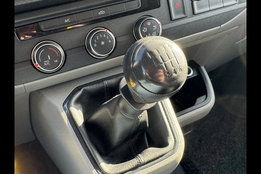 Volkswagen Transporter 2.0 TDI L2H1 30 DC Highline Navi Airco Cruise Control Trekhaak Carplay All-Season Lat om Lat betimmert