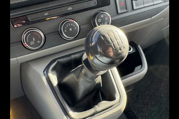 Volkswagen Transporter 2.0 TDI L2H1 30 DC Highline Navi Airco Cruise Control Trekhaak Carplay All-Season Lat om Lat betimmert