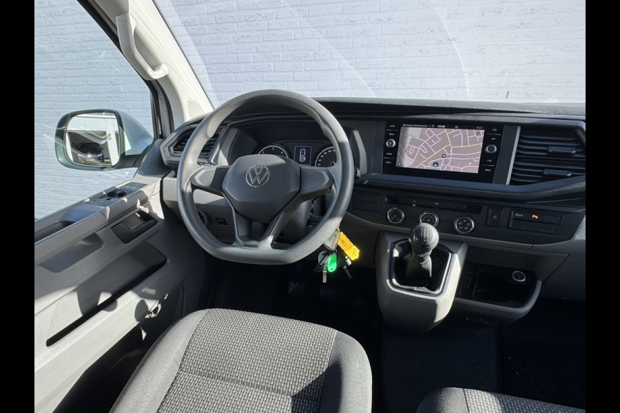 Volkswagen Transporter 2.0 TDI L2H1 30 DC Highline Navi Airco Cruise Control Trekhaak Carplay All-Season Lat om Lat betimmert