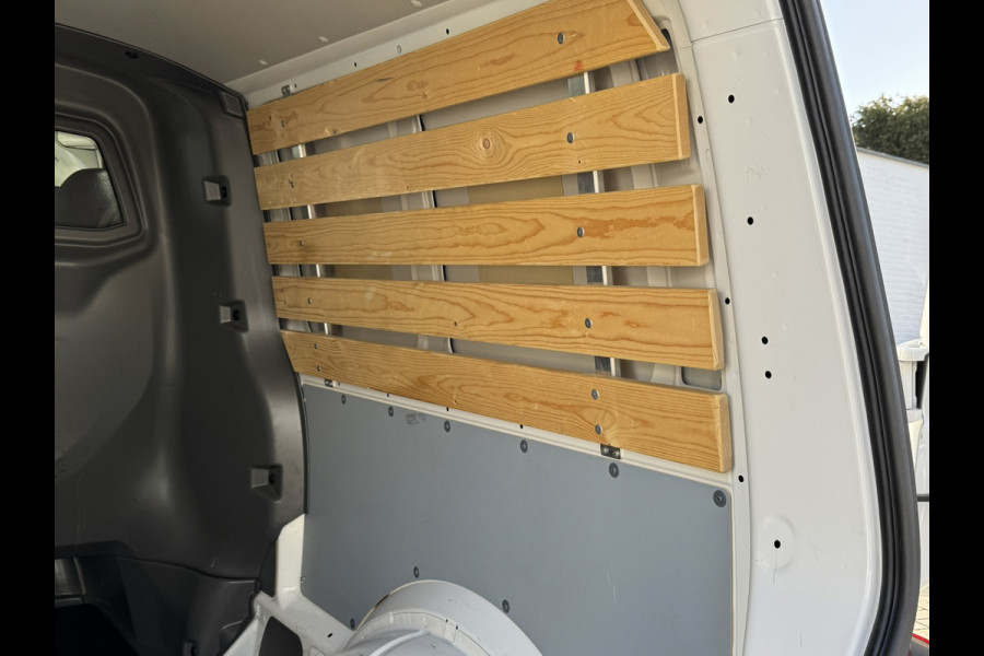 Volkswagen Transporter 2.0 TDI L2H1 30 DC Highline Navi Airco Cruise Control Trekhaak Carplay All-Season Lat om Lat betimmert