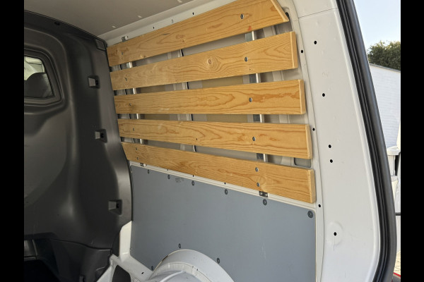 Volkswagen Transporter 2.0 TDI L2H1 30 DC Highline Navi Airco Cruise Control Trekhaak Carplay All-Season Lat om Lat betimmert