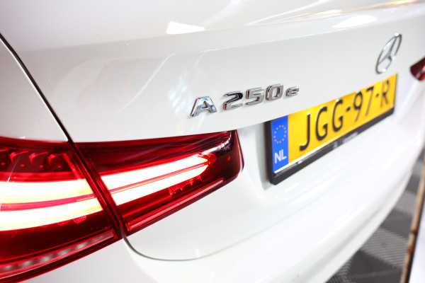 Mercedes-Benz A-Klasse 250e AMG AMBIENTE PANODAK NAVI AUTOM CRUISE PDC CAM SFEER '20
