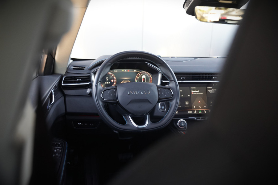 Lynk & Co 01 1.5 | Panoramadak | Stoelverwarming | Keyless | Apple Carplay | Memory Seat | Adaptive Cruise Control | Infinity | Navigatie | 360 Camera | Parkeersensoren | Ambiance Verlichting |