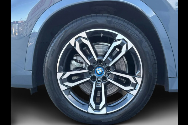 BMW iX1 XDrive30 M-Sport 99,98% SoH (NL-auto, 1e Eig, Dealer OnderH, Camera, SfeerV, Navi, Leder, Climate Con, Etc)