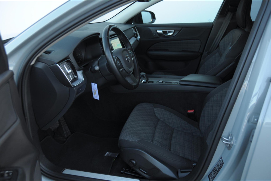 Volvo V60 B3 177PK Automaat Essential Edition / Adaptieve cruise control / Stoel en stuurwielverwarming / Trekhaak / Google systeem / achterbank verwarmd / 19” velgen