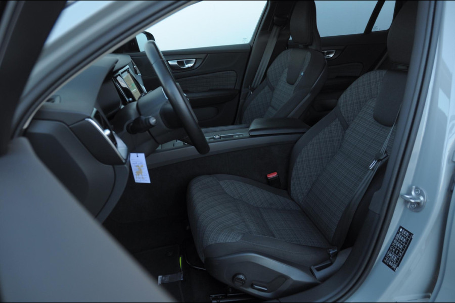 Volvo V60 B3 177PK Automaat Essential Edition / Adaptieve cruise control / Stoel en stuurwielverwarming / Trekhaak / Google systeem / achterbank verwarmd / 19” velgen