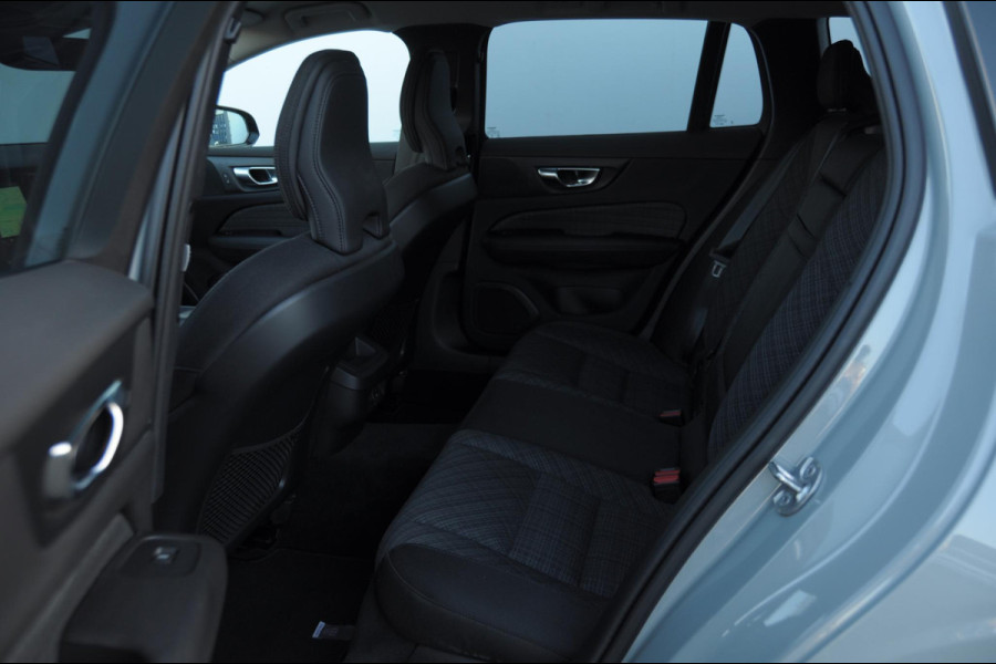 Volvo V60 B3 177PK Automaat Essential Edition / Adaptieve cruise control / Stoel en stuurwielverwarming / Trekhaak / Google systeem / achterbank verwarmd / 19” velgen