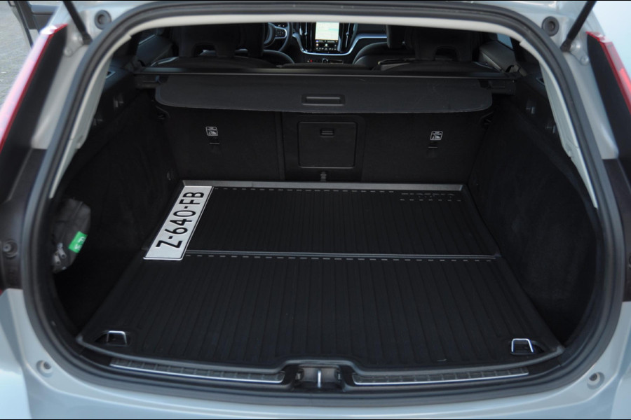Volvo V60 B3 177PK Automaat Essential Edition / Adaptieve cruise control / Stoel en stuurwielverwarming / Trekhaak / Google systeem / achterbank verwarmd / 19” velgen