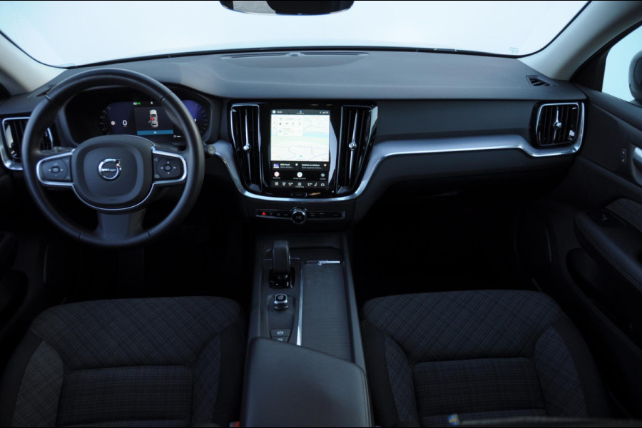 Volvo V60 B3 177PK Automaat Essential Edition / Adaptieve cruise control / Stoel en stuurwielverwarming / Trekhaak / Google systeem / achterbank verwarmd / 19” velgen