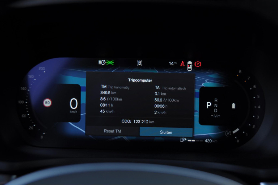Volvo V60 B3 177PK Automaat Essential Edition / Adaptieve cruise control / Stoel en stuurwielverwarming / Trekhaak / Google systeem / achterbank verwarmd / 19” velgen
