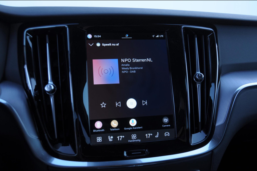 Volvo V60 B3 177PK Automaat Essential Edition / Adaptieve cruise control / Stoel en stuurwielverwarming / Trekhaak / Google systeem / achterbank verwarmd / 19” velgen