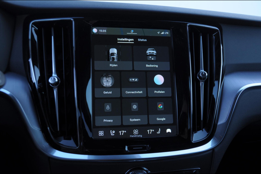 Volvo V60 B3 177PK Automaat Essential Edition / Adaptieve cruise control / Stoel en stuurwielverwarming / Trekhaak / Google systeem / achterbank verwarmd / 19” velgen
